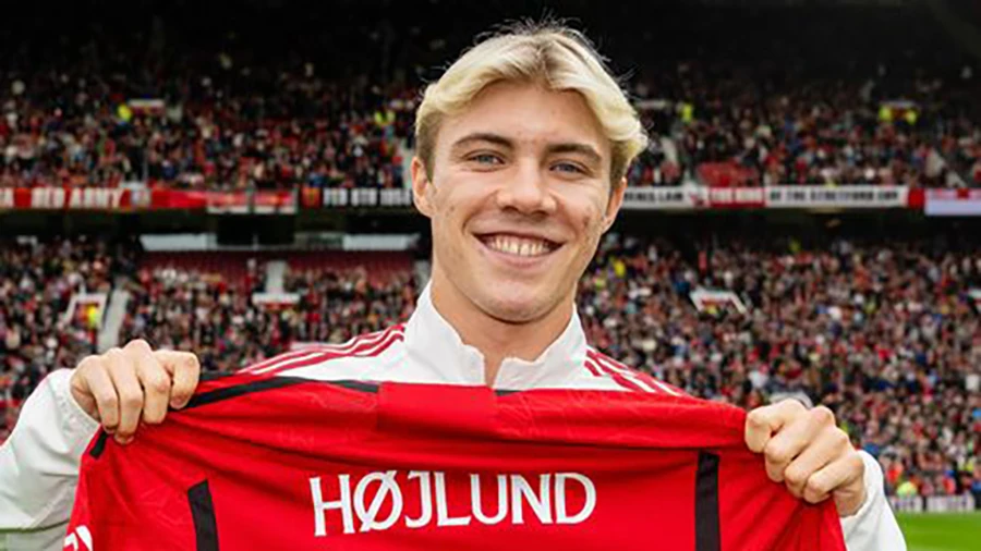 Rasmus Hojlund chưa có tên và số áo trong đội hình MU vì đang dính chấn thương chưa thể thi đấu. ẢNH: GETTY