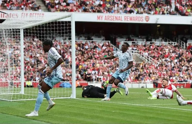 Bàn thắng rút ngắn tỷ số xuống còn 1-2 của Awoniyi làm cho CĐV Pháo thủ sống trong lo lắng ở những phút cuối trận. Ảnh: Getty