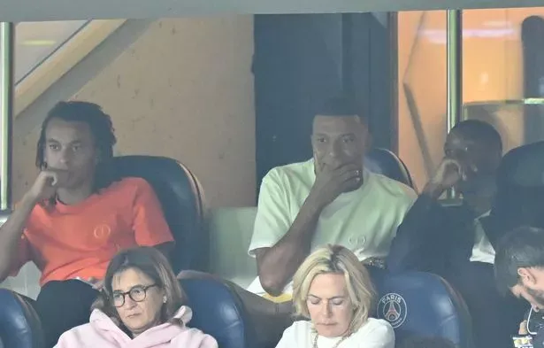 Kylian Mbappe vui vẻ ngồi trên khán đài theo dõi PSG đá trận mở màn Ligue 1 gặp Lorient. ẢNH: GETTY