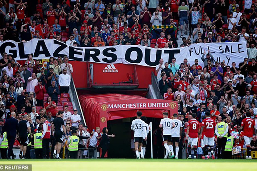 Fan MU dự kiến sẽ tiếp tục biểu tình phản đối nhà Glazer trên sân Old Trafford vào rạng sáng mai 15-8. ẢNH: REUTERS