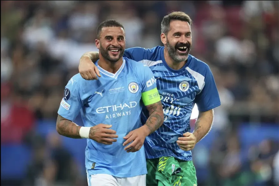 Carson ăn mừng cùng Kyle Walker. ẢNH: GETTY Carson ăn mừng cùng Kyle Walker. ẢNH: GETTY