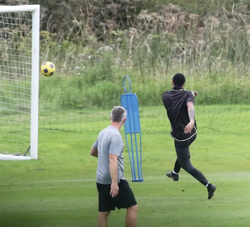 Mason Greenwood tập luyện một mình trong lúc chờ MU quyết định tương lai. ẢNH: SUN SPORTS