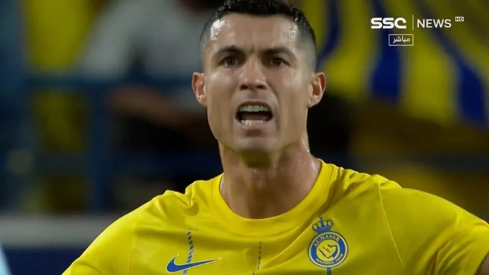 Ronaldo liên tục có những phản ứng tức giận trong trận đấu đầu tiên của anh tại AFC Champions League. ẢNH: TWITTER Ronaldo liên tục có những phản ứng tức giận trong trận đấu đầu tiên của anh tại AFC Champions League. ẢNH: TWITTER