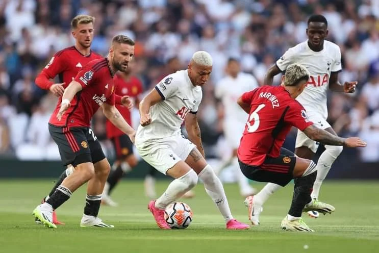 Vắng Luke Shaw, hành lang cánh của MU mất đi sức mạnh khá lớn. Ảnh: Getty