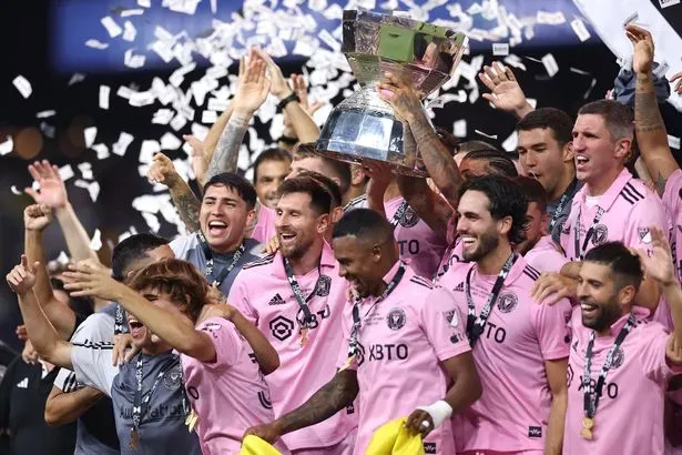 Messi nâng cao chức vô địch Leagues Cup cùng Inter Miami. ẢNH: GETTY