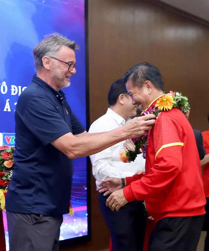 HLV Philippe Troussie đeo dây hoa chúc mừng HLV Hoàng Anh Tuấn. ẢNH: VFF HLV Philippe Troussie đeo dây hoa chúc mừng HLV Hoàng Anh Tuấn. ẢNH: VFF
