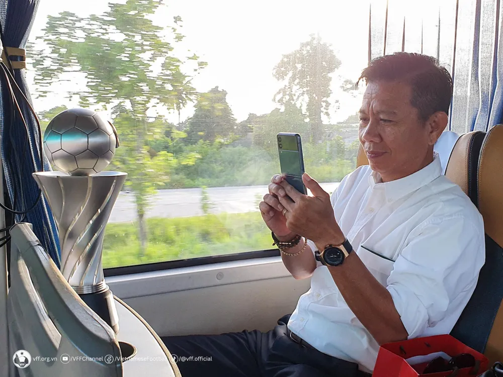 HLV Hoàng Anh Tuấn bên cúp vô địch trên đường di chuyển ra sân bay về nước. ẢNH: VFF HLV Hoàng Anh Tuấn bên cúp vô địch trên đường di chuyển ra sân bay về nước. ẢNH: VFF