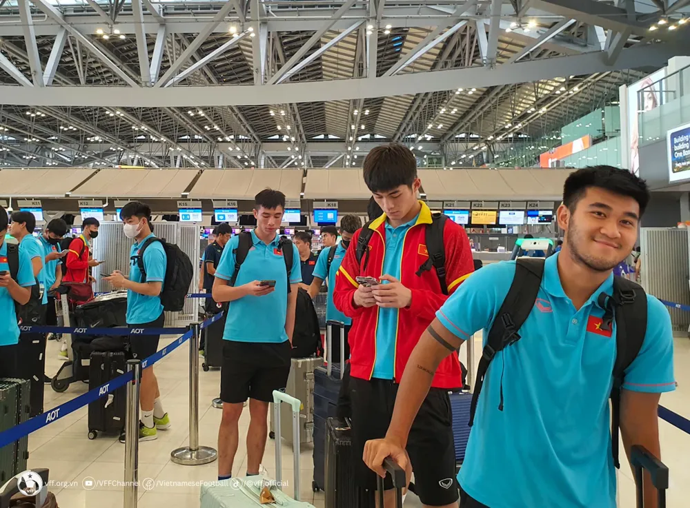 HLV Hoàng Anh Tuấn và các cầu thủ U-23 Việt Nam làm thủ tục ở sân bay tại Thái Lan chuẩn bị về nước. ẢNH: VFF HLV Hoàng Anh Tuấn và các cầu thủ U-23 Việt Nam làm thủ tục ở sân bay tại Thái Lan chuẩn bị về nước. ẢNH: VFF