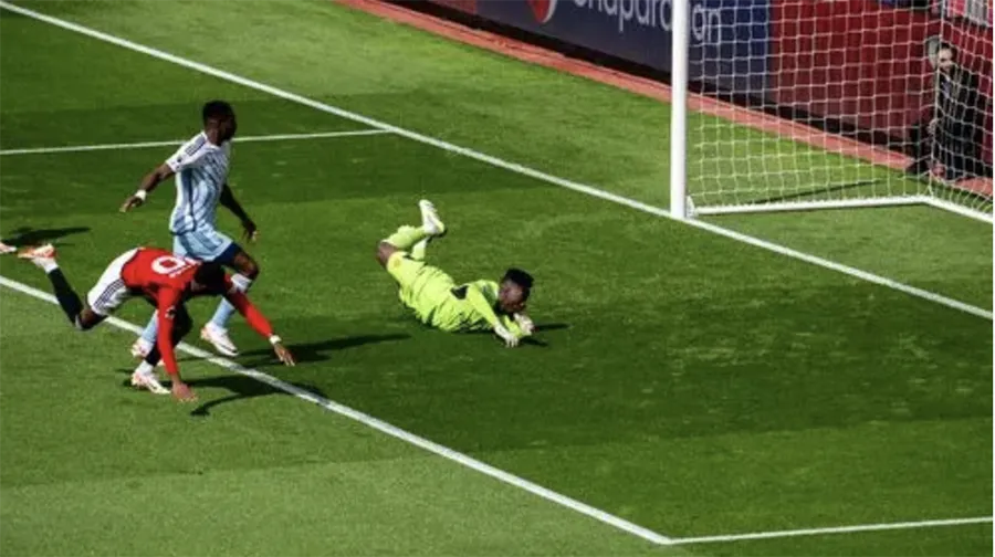 Rashford dễ dàng bị Awoniyi đẩy ngã. ẢNH: GETTY