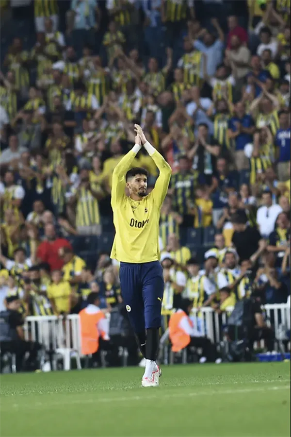 Bayindir vẫy tay chào fan Fenerbahce như dấu hiệu cho thấy thủ môn này sẽ rời CLB của Thổ Nhĩ Kỳ. ẢNH: GETTY