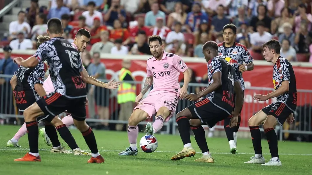 Pha vẫy bóng không tưởng giữa vòng vây cầu thủ đối phương của Lionel Messi cho Cremaschi. ẢNH: GETTY