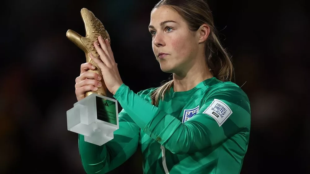 Mary Earps nhận giải Găng tay vàng tại World Cup 2023. ẢNH: GETTY Mary Earps nhận giải Găng tay vàng tại World Cup 2023. ẢNH: GETTY