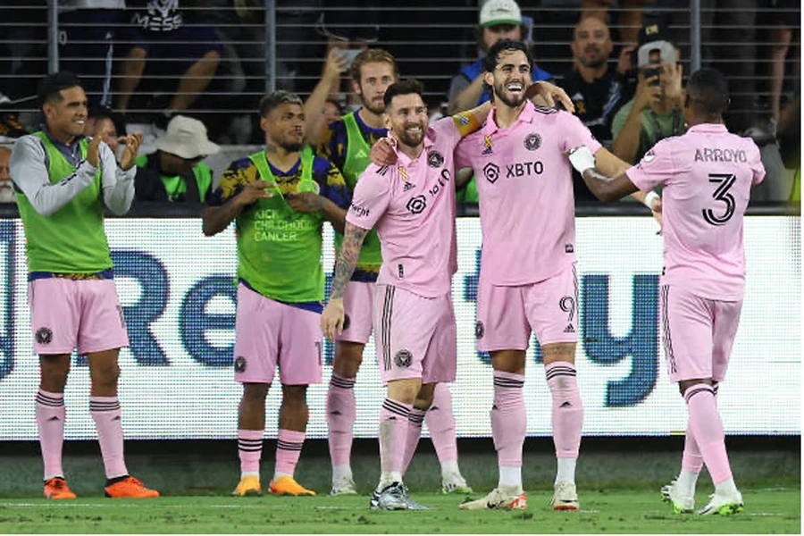 Messi chia vui cùng các đồng đội. Ảnh: GETTY