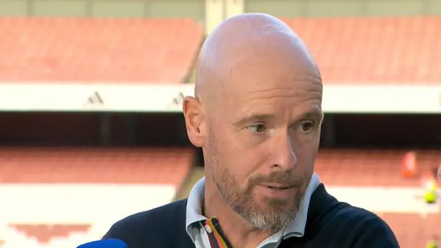 Ten Hag nổi giận với 3 quyết định của VAR và trọng tài. ẢNH: MIRROR