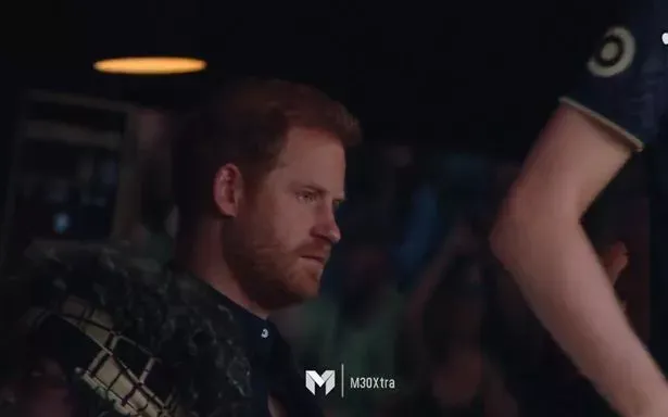 Hoàng tử Harry theo dõi Messi từ trên khán đài VIP. ẢNH: GETTY, AP