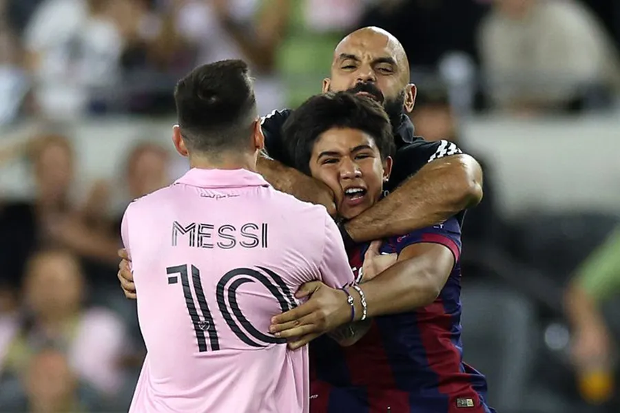 Hành động kẹp cổ fan gây sốt của Chueko nhằm bảo vệ Messi. ẢNH: GETTY Hành động kẹp cổ fan gây sốt của Chueko nhằm bảo vệ Messi. ẢNH: GETTY