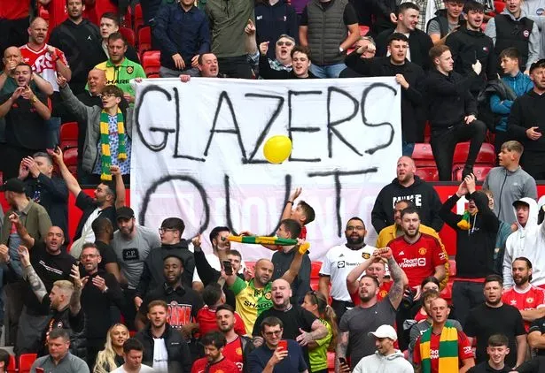 Fan MU kêu gọi Glazer out. ẢNH: GETTY