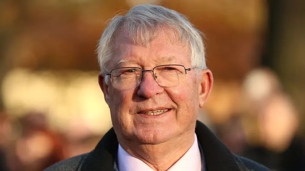 Sir Alex Ferguson vẫn giữ im lặng và không nêu quan điểm sau khi nhà Glazer thúc đẩy quá trình bán MU vào tháng 11 năm ngoái. ẢNH: PA Sir Alex Ferguson vẫn giữ im lặng và không nêu quan điểm sau khi nhà Glazer thúc đẩy quá trình bán MU vào tháng 11 năm ngoái. ẢNH: PA