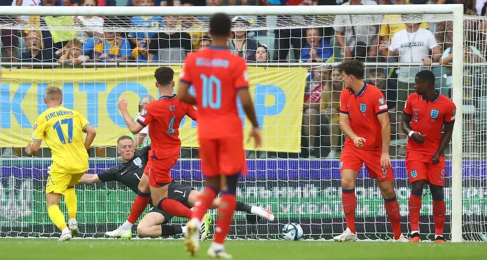 Zinchenko thoải mái dứt điểm ghi bàn mở tỉ số cho Ukraine. ẢNH: REX