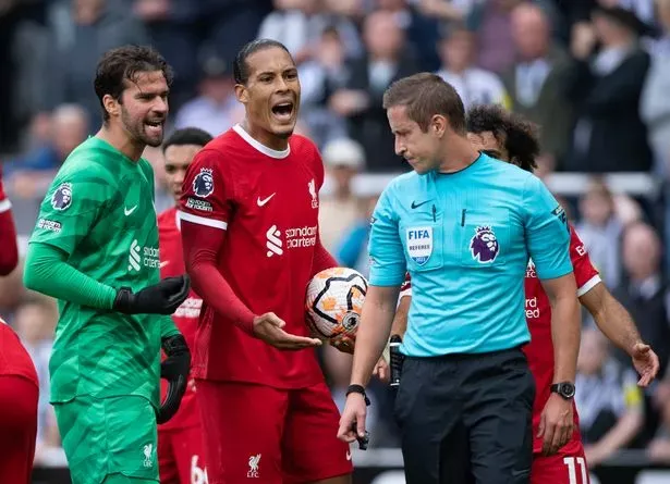 Van Dijk không giữ nổi bình tình. ẢNH: GETTY