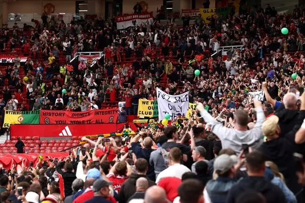 Người hâm mộ MU tổ chức nhiều cuộc biểu tình kêu gọi Glazer out. ẢNH: GETTY Người hâm mộ MU tổ chức nhiều cuộc biểu tình kêu gọi Glazer out. ẢNH: GETTY