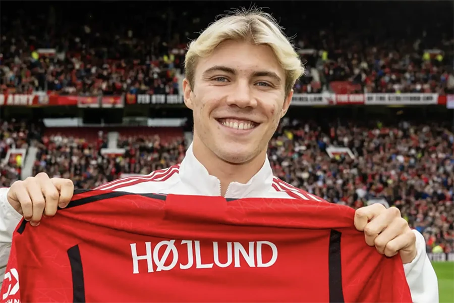 MU không bán được áo đấu số 11 của Hojlund vì không có mẫu chữ 'ø'. ẢNH: SUN SPORTS