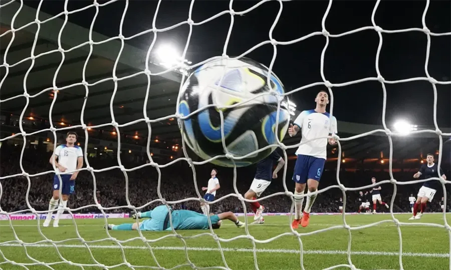 Tình huống "đốt đền" của Harry Maguire. ẢNH: PA maguire-phan-luoi-nha.png