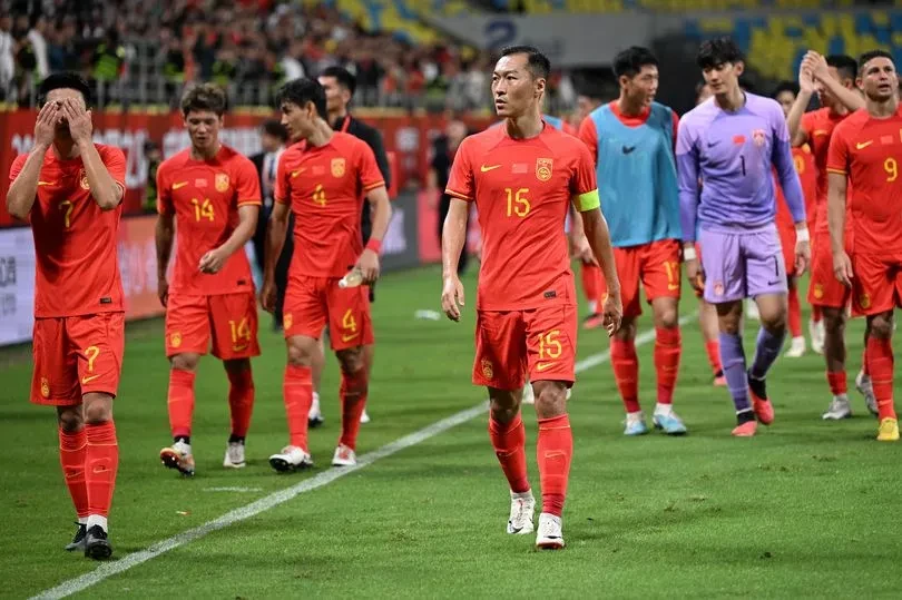 Các cầu thủ Trung Quốc đi vòng quanh sân tri ân fan nhưng lại bị la ó. ẢNH: GETTY trung-quoc-world-cup.jpg