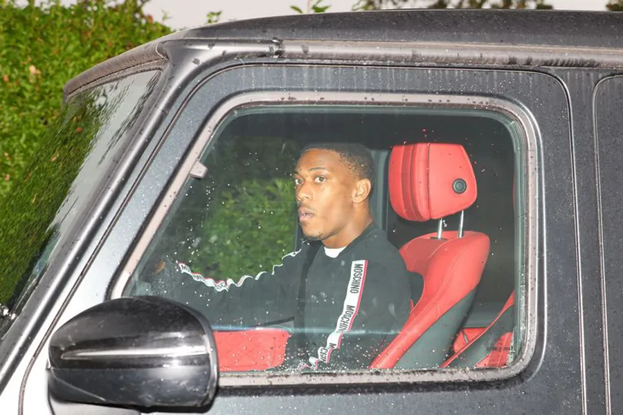 Anthony Martial lái xe đến sân tập MU, rồi tẽn tò ra về chỉ sau 5 phút. ẢNH: MIRROR anthony-martial.jpeg