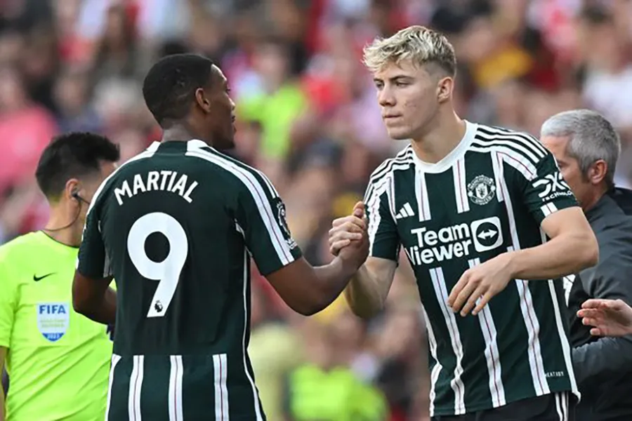 Martial và Hojlund sẽ cạnh tranh 1 vị trí trên hàng công MU. ẢNH: GETTY martial-hojlund-manchester-united.jpeg