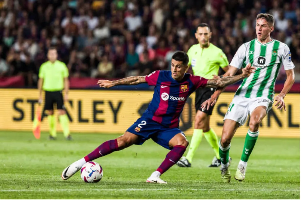 Joan Cancelo độc diễn trước khi ấn định chiến thắng cho Barca. Ảnh: GETTY la-liga-barcelona.jpg