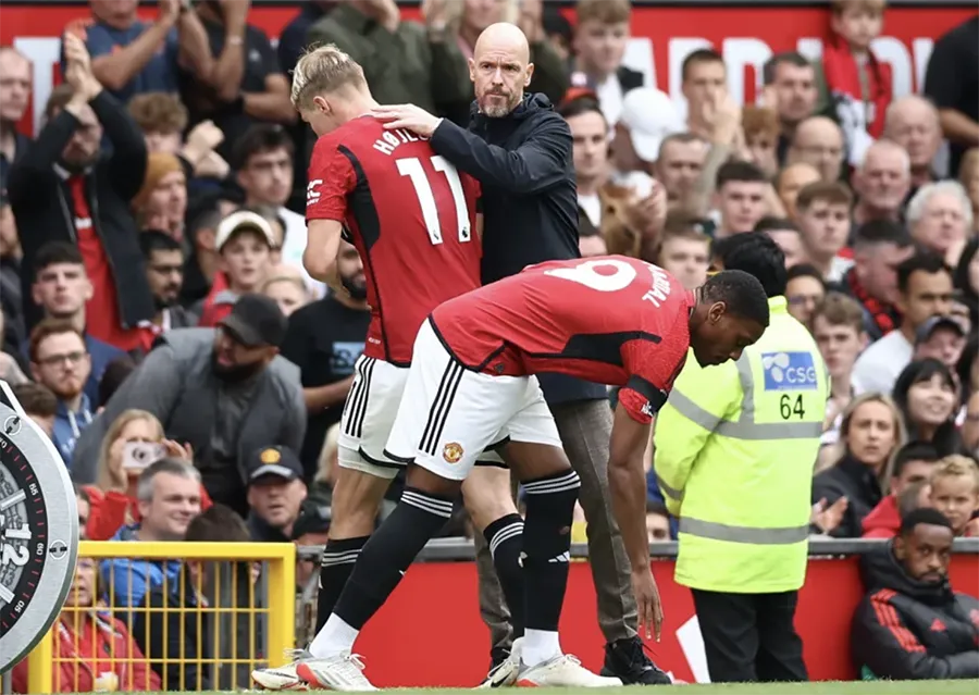Các fan MU bắt đầu la ó, chỉ trích vào thời điểm Martial vào sân thay Hojlund. ẢNH: EPA manchester-united.png
