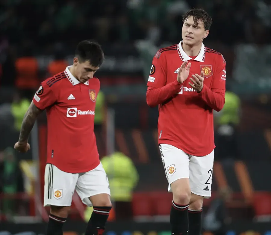 Lisandro Martinez và Victor Lindelof cũng có xích mích. ẢNH: GETTY MARTINEZ-LINDELOF-MANCHESTER-UNITED.png