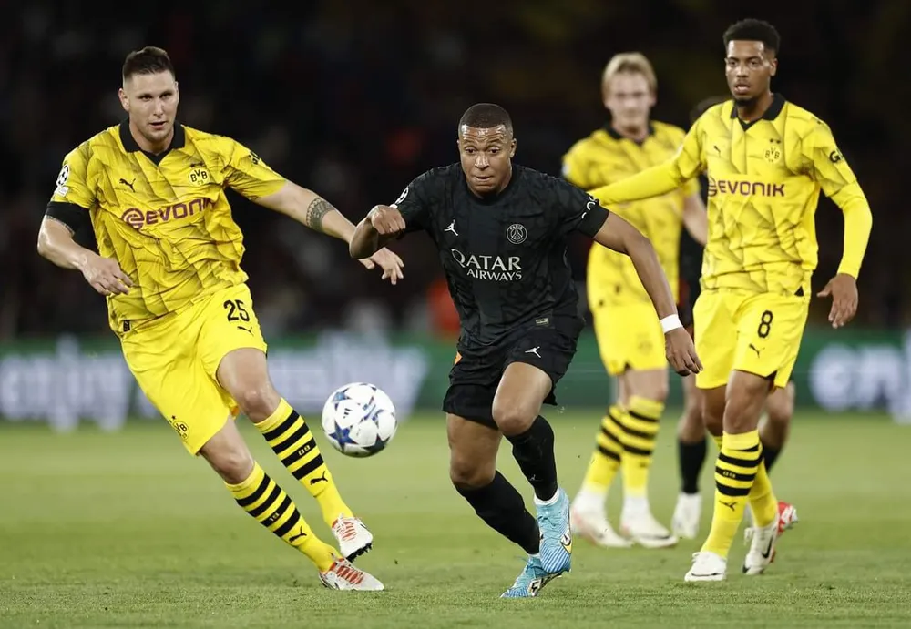 Dortmund tỏ ra bối rối trước các pha lên bóng tốc độ của PSG. Ảnh: Getty Mbappe-psg.jpeg