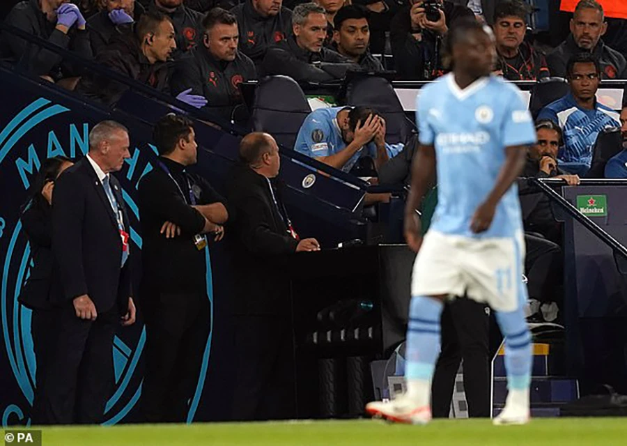 Silva ôm đầu thất vọng bên ngoài sân. ẢNH: PA CON AC MONG, MAN CITY