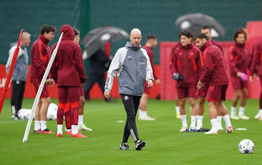 Ten Hag chỉ đạo buổi tập luyện của MU trước trận đấu với Bayern Munich. ẢNH: GETTY mu-ten-hag.jpeg