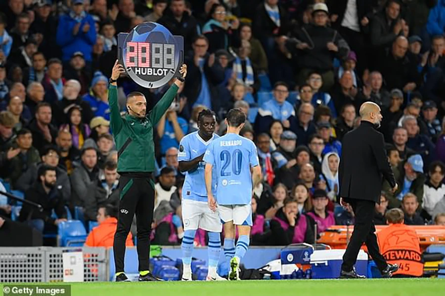 Silva phải rời sân sớm vì chấn thương. ẢNH: GETTY SILVA-MANCHESTER-CITY.jpg