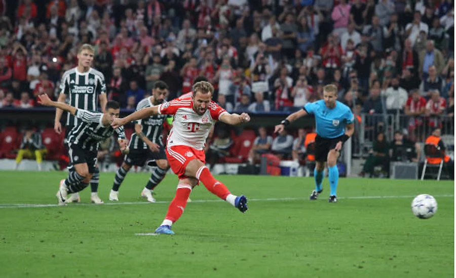 Harry Kane dứt điểm lạnh lùng trên chấm Penalty. Ảnh: GETTY bayern-munich-kane.jpg