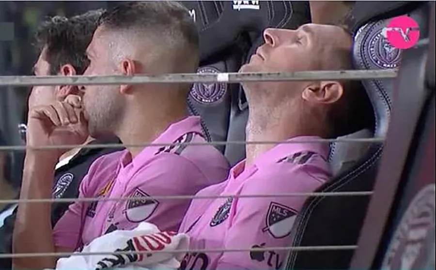 Messi có vẻ rất thất vọng trong khu vực kỹ thuật Inter Miami. ẢNH: DAILY MAIL MESSI-ALBA.jpeg
