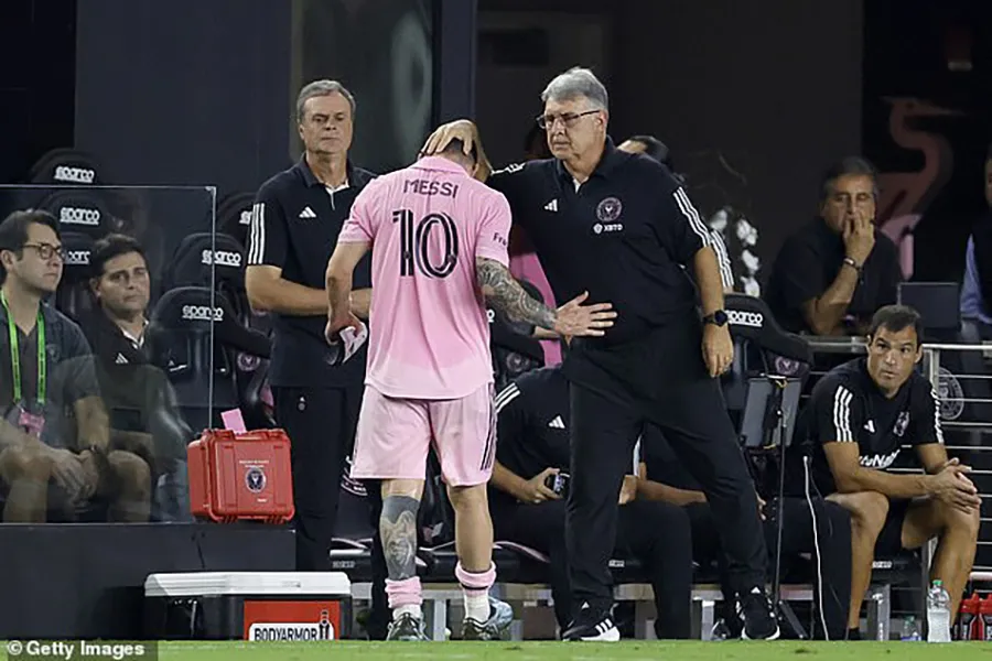 HLV Tata Martino chưa đưa ra kết luận về chấn thương của Messi khi còn quá sớm. ẢNH: GETTY messi-martino.jpg