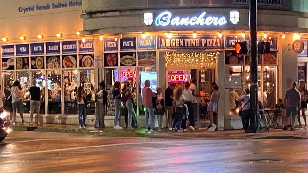 Hàng dài người xếp hàng trước cửa tiệm bánh pizza Banchero. ẢNH: INSTAGRAM BANCHERO pizza-lionel-messi.jpeg