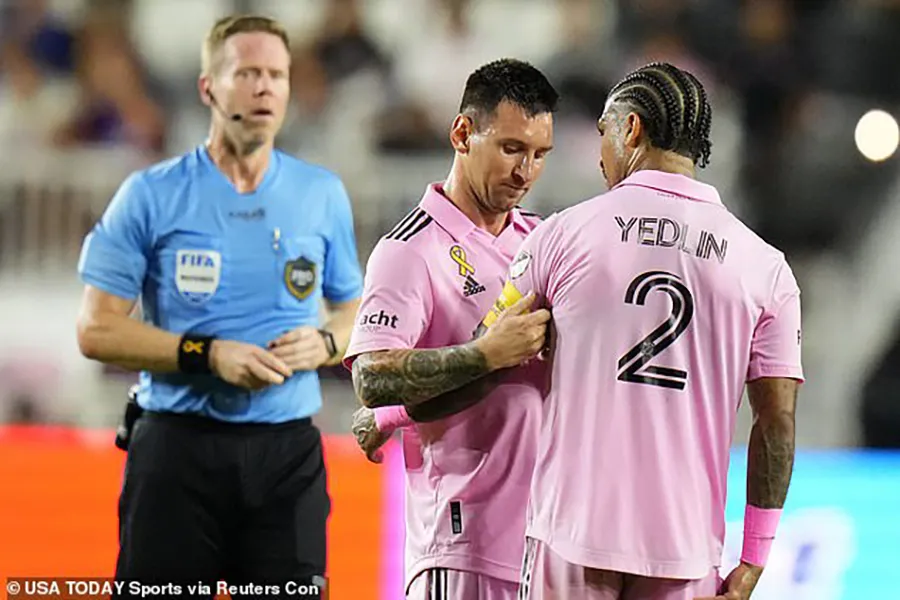 ... trước khi trao lại băng đội trưởng cho Yedlin rồi rời sân. ẢNH: REUTERS yedlin-messi.jpg