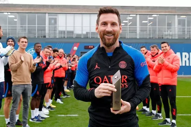 Messi được các cầu thủ PSG xếp hàng vỗ tay chúc mừng danh hiệu World Cup và được PSG tặng quà trên sân tập. ẢNH: GETTY messi-psg.jpg