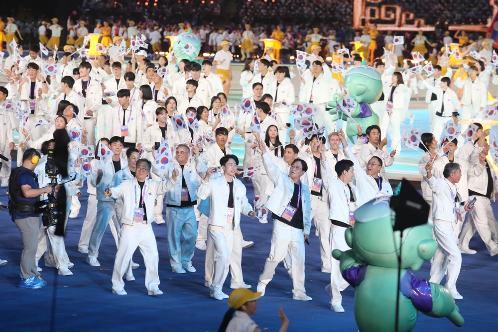 Các đoàn thể thao diễu hành. ẢNH: HẢI ANH 360ef405d0c4debea4ba87802dcb34df.jpeg