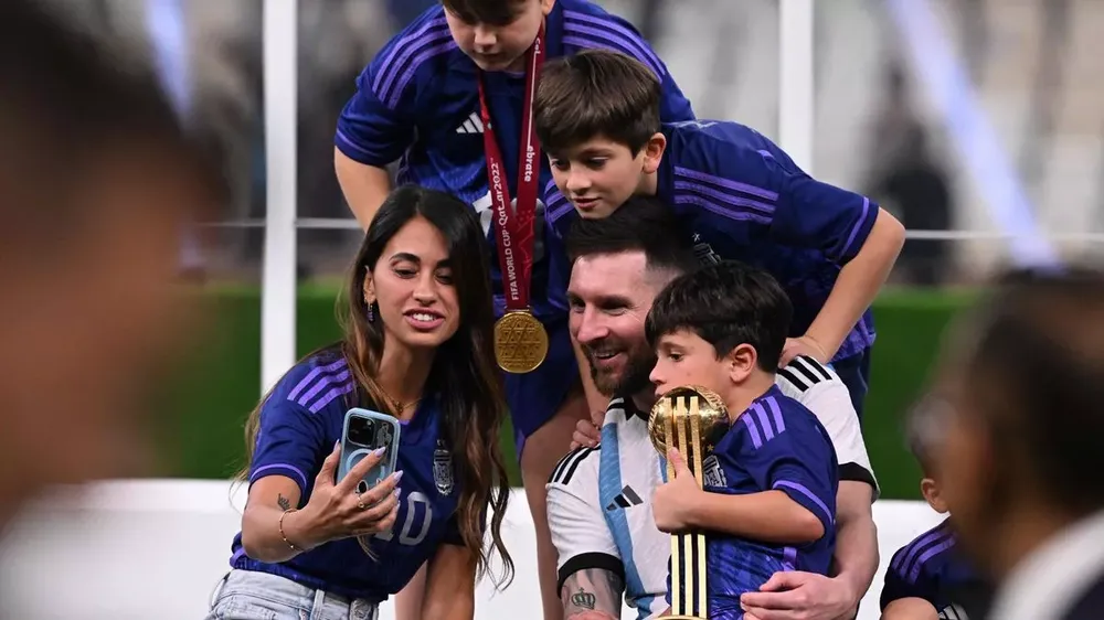 Gia đình hạnh phúc của Messi được coi là hình mẫu. ẢNH: GETTY Messi, Antonela Roccuzzo, Lionel Messi