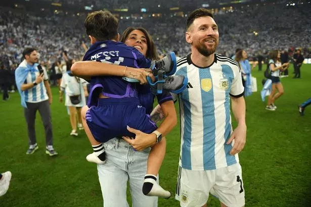 Messi và vợ luôn yêu thương các con nhưng không cưng chiều. ẢNH: GETTY messi-day-con.jpg