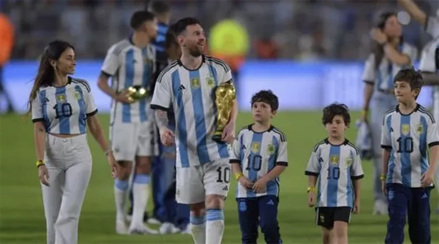 Messi luôn đưa cả gia đình theo trong gần như mọi trận đấu. ẢNH: GETTY messi-world-cup.png