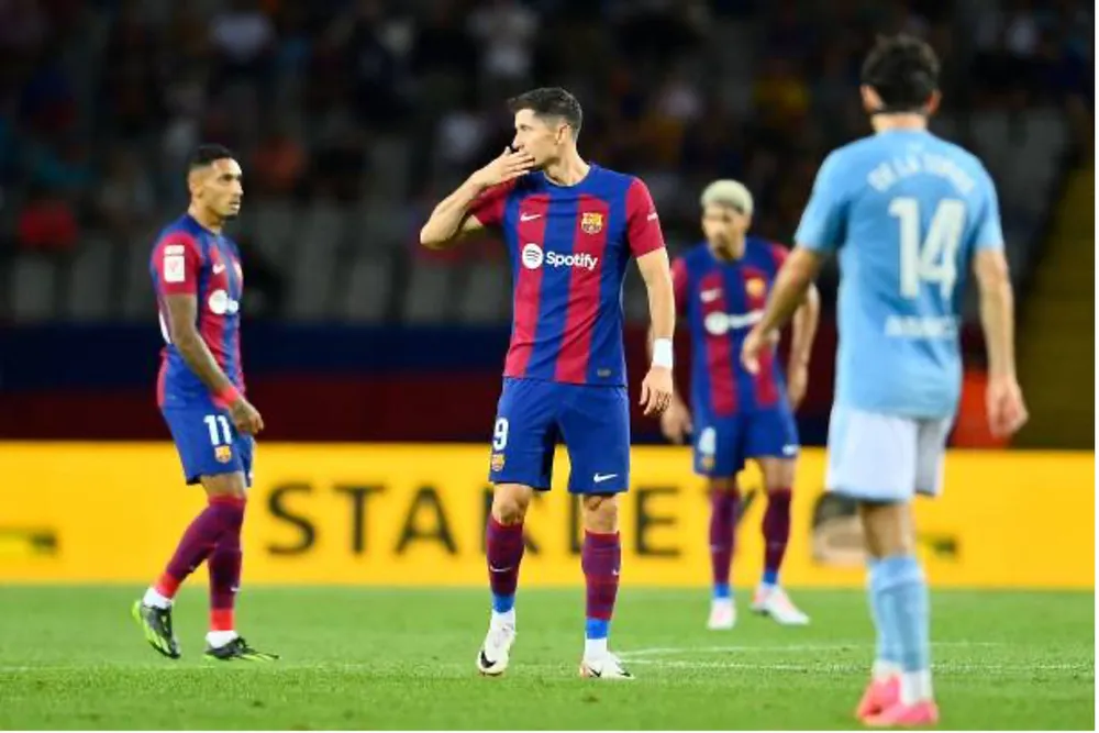 Lewandowski tỏa sáng đúng lúc cứu nguy cho Barca. Ảnh: GETTY barcelona-lewandowski.jpg