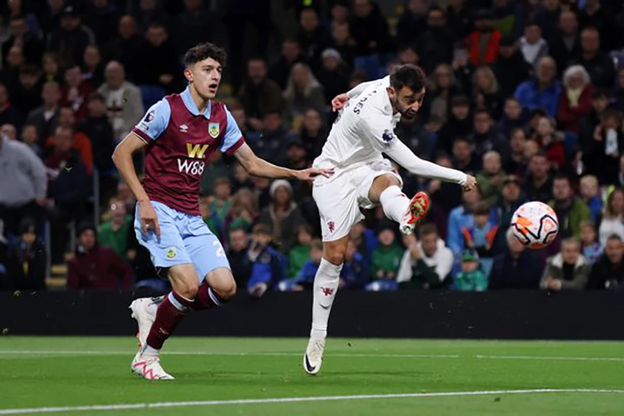 Cú bắt volley ghi bàn duy nhất trận của Bruno Fernandes. ẢNH: GETTY bruno-fernandes.jpeg