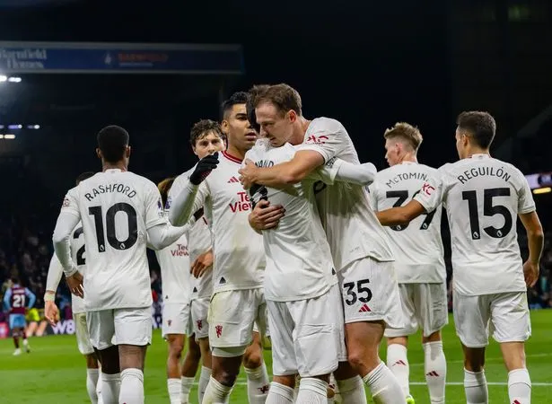 Evans ôm Bruno Fernandes ăn mừng bàn thắng. ẢNH: GETTY evans-manchester-united.jpeg